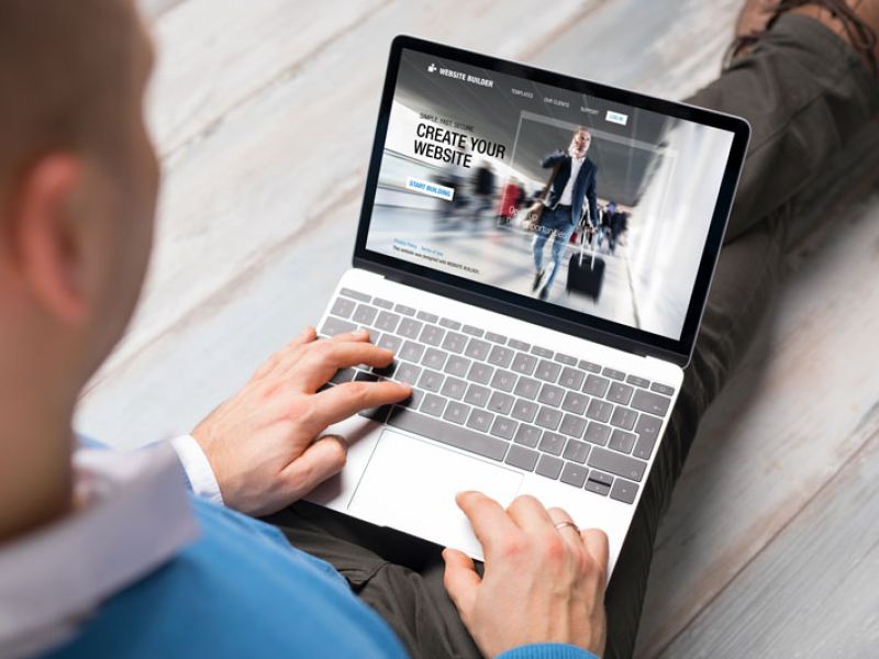 Article de blog de l'agence Colombo "Pourquoi préférer un site WordPress "- photo d'illustration d'une personne en train de créer son site.