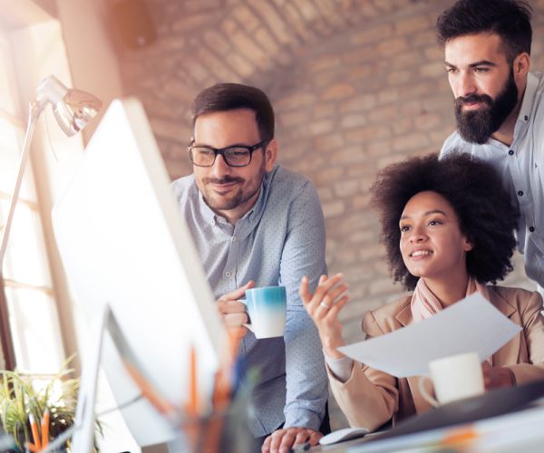 jeu avec obligation d'achat - photo équipe marketing en mode projet