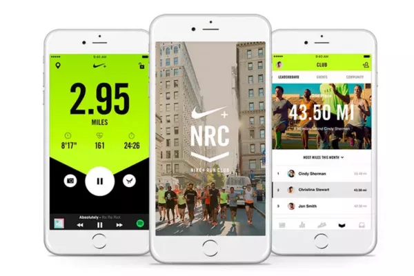 jeune consommatrice jouant à un jeu rétro marketing sur une tablette dans une boutique