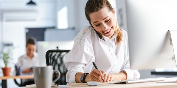 consultante au téléphone dans un agence marketing digitale de jeu concours