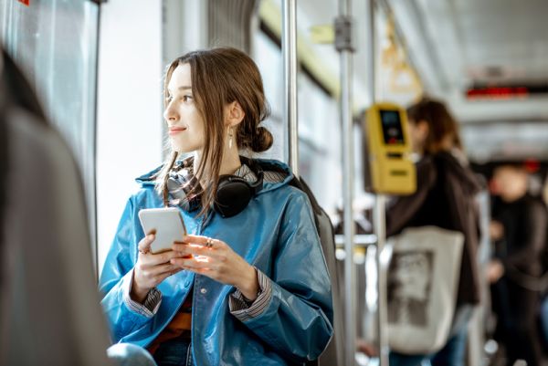 Visuel d'une passagère à bord d'un bus pour la section jeu-concours dans les transports de l'agence Colombo