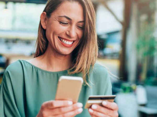 jeu avec obligation d'achat - visuel consommatrice heureuse