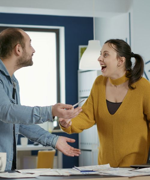 Personnes brainstormant lors d'un jeu jeu digital RH conduite du changement