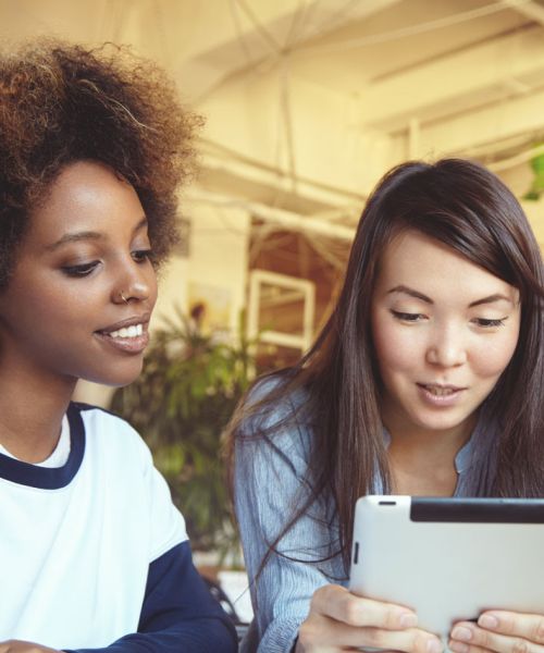 Collaborateurs jouant à un jeu d'équipe RH
