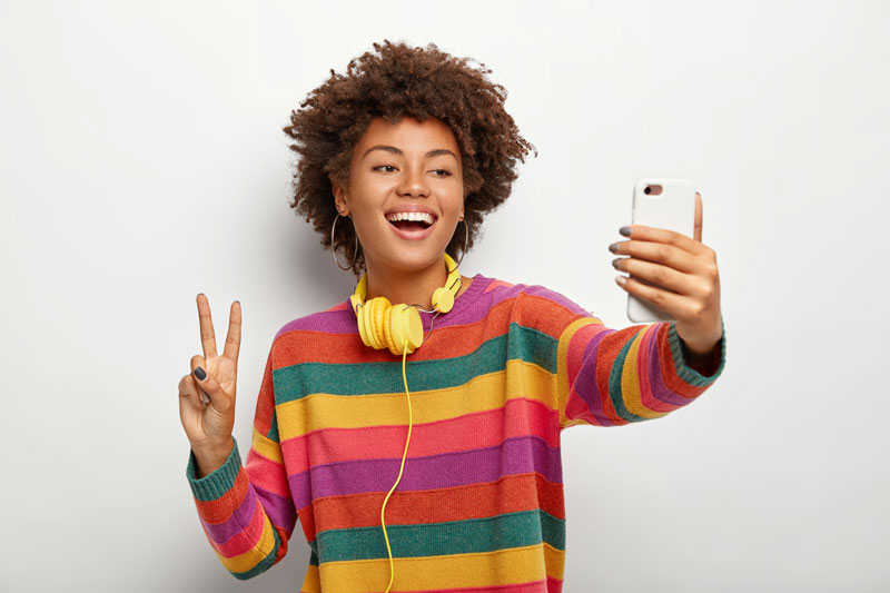 Idées de jeux-concours sur Instagram - instagrameuse illustrant l'article de l'agence marketing digital colombo