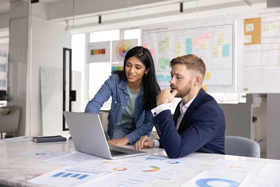 Échange entre deux professionnels autour de la conception d’un projet sur mesure.