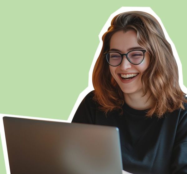 Femme devant un PC